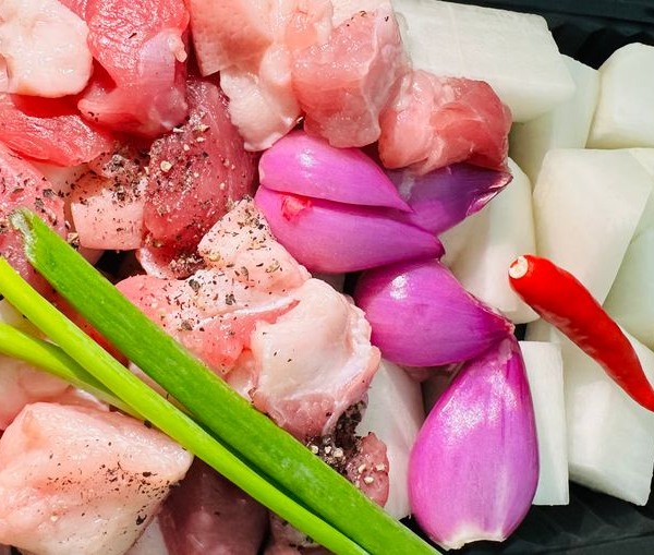 Thịt ba rọi kho củ cải trắng