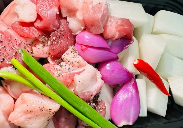 Thịt ba rọi kho củ cải trắng