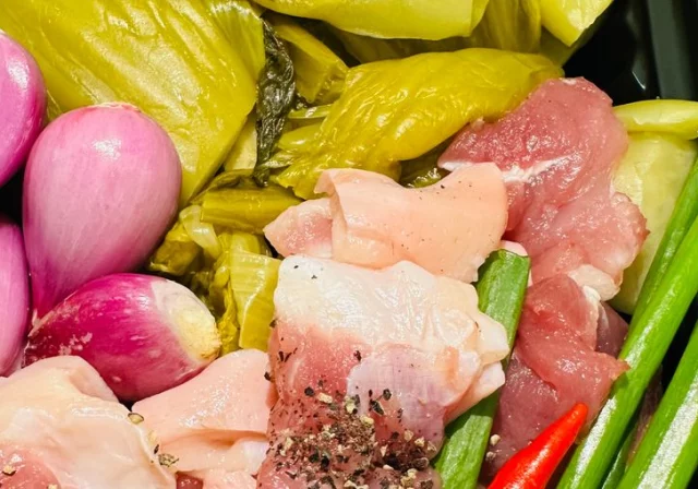 Ba rọi kho cải chua