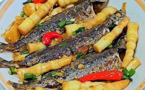 Cá Nục Kho Măng